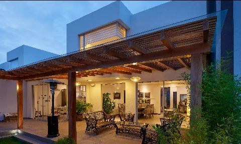 Chantier de construction d'une terrasse extérieure en cours