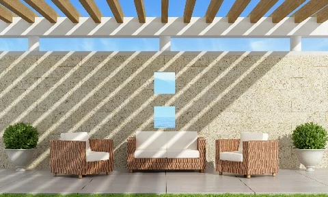 Terrasse extérieure couverte par pergola en bois avec éclairage intégré