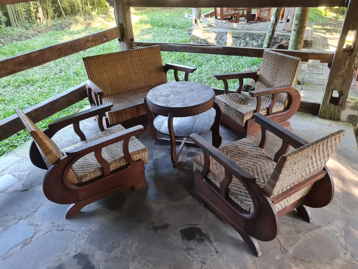 Terrasse couverte en bois avec salon de jardin traditionnel