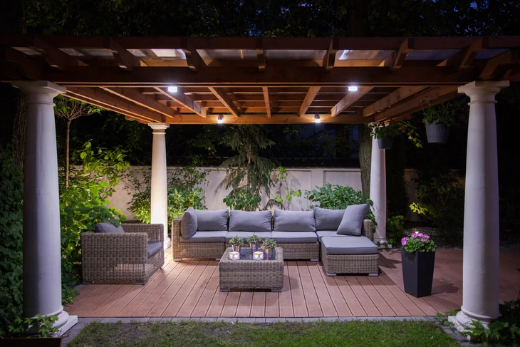 Terrasse extérieure couverte avec pergola en bois et colonnes blanches