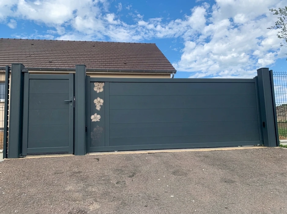 Portail coulissant aluminium gris anthracite (RAL 7016) avec lames horizontales pleines, monté sur rail au sol