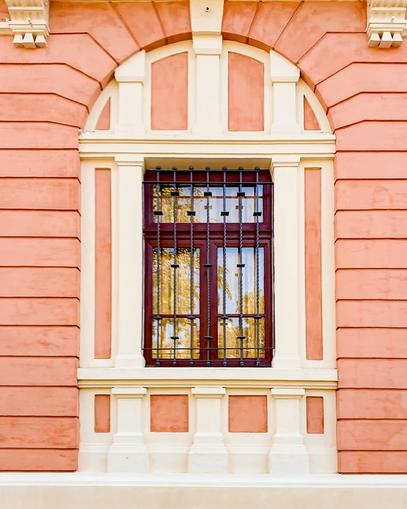 Photo d'une belle fenêtre en bois et en verre avec grille en fer