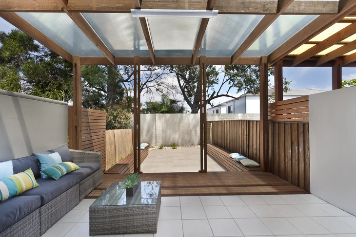 Terrasse extérieure couverte avec pergola en bois et toiture polycarbonate translucide