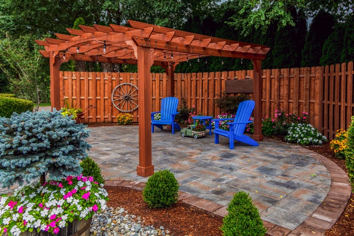 Pergola en bois sur pavers conception de paysage avec des fleurs ornementales sélectionnées et des oasis de jardin à feuilles persistantes