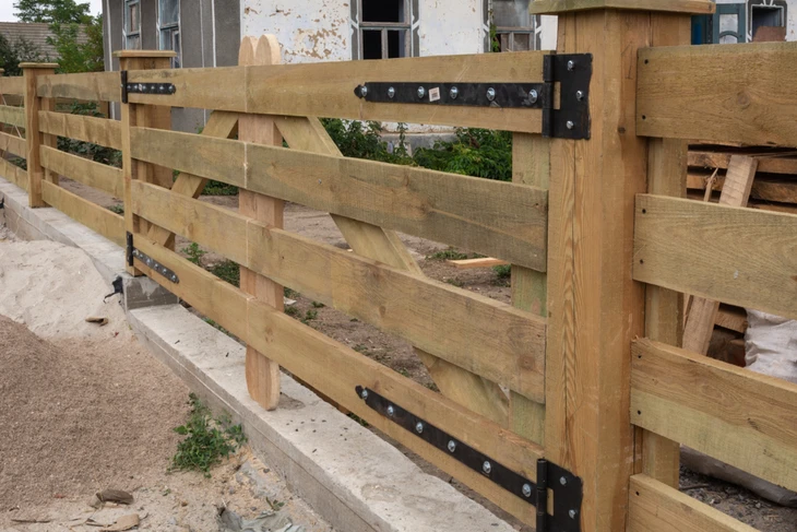 Extérieur résidentiel avec clôture en bois neuve