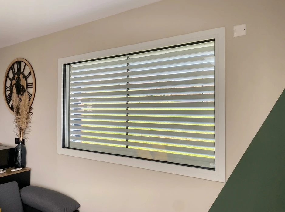 Intérieur moderne, mur beige avec accent vert kaki