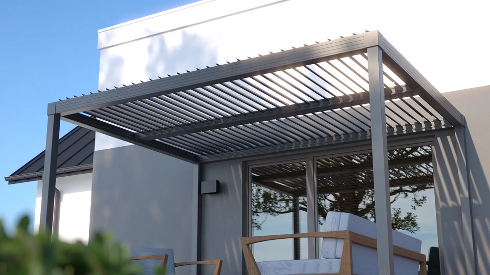 Un technicien en salopette bleue installe une porte d'entrée blindée dans un appartement moderne