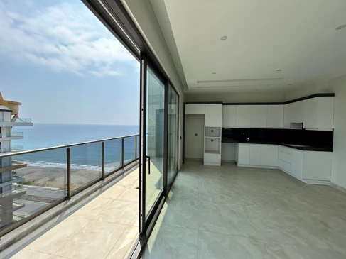 Entrée moderne d'un bâtiment résidentiel ou commercial avec porte d'entrée principale fermée