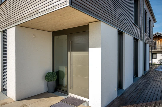 Façade extérieure d'immeuble résidentiel moderne avec volets roulants métalliques