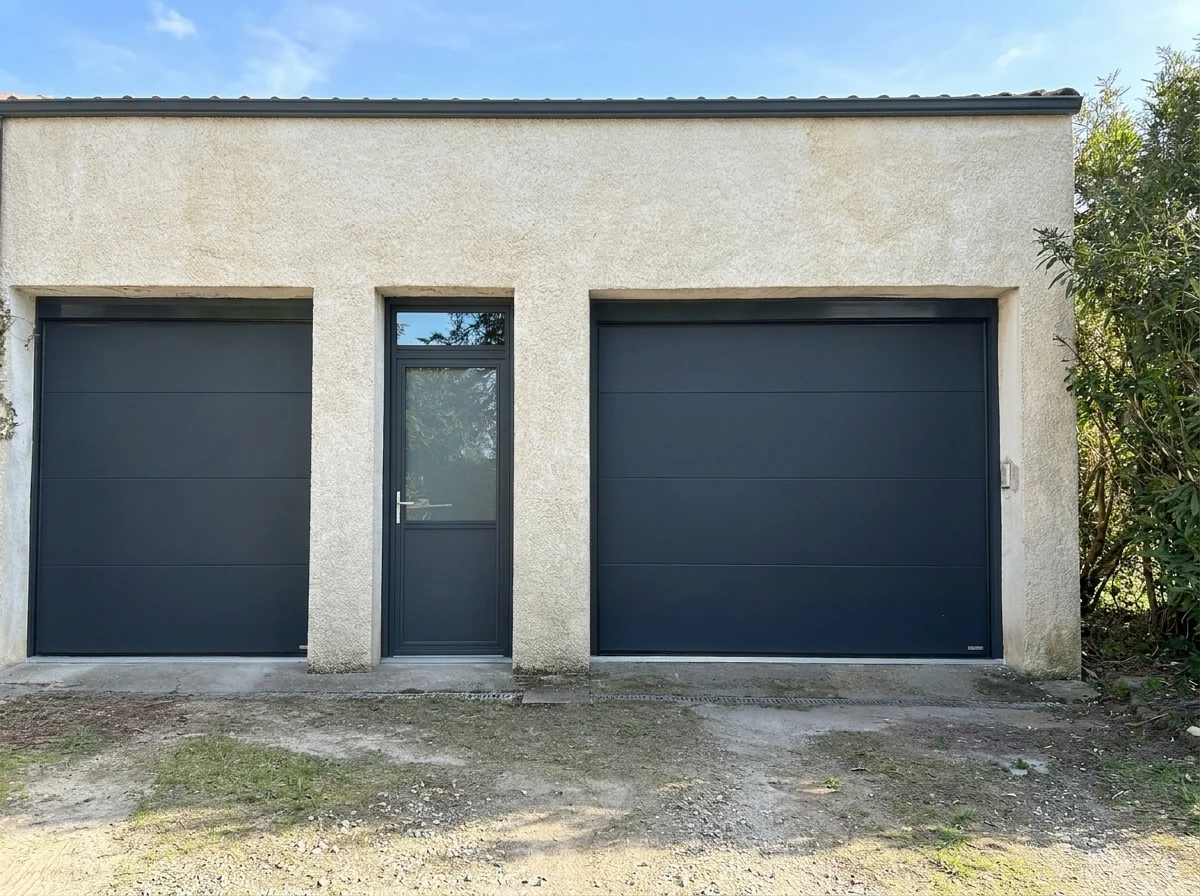 Entrée extérieure d'une maison individuelle, par temps ensoleillé, sans personnage