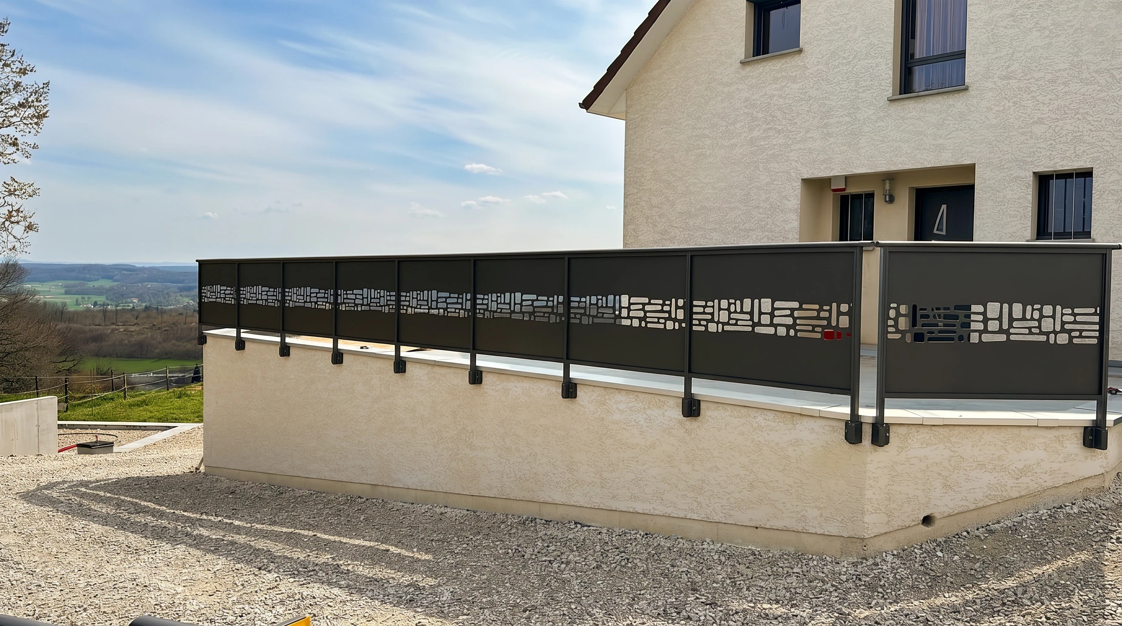 Terrasse extérieure d'une maison contemporaine avec vue panoramique sur campagne