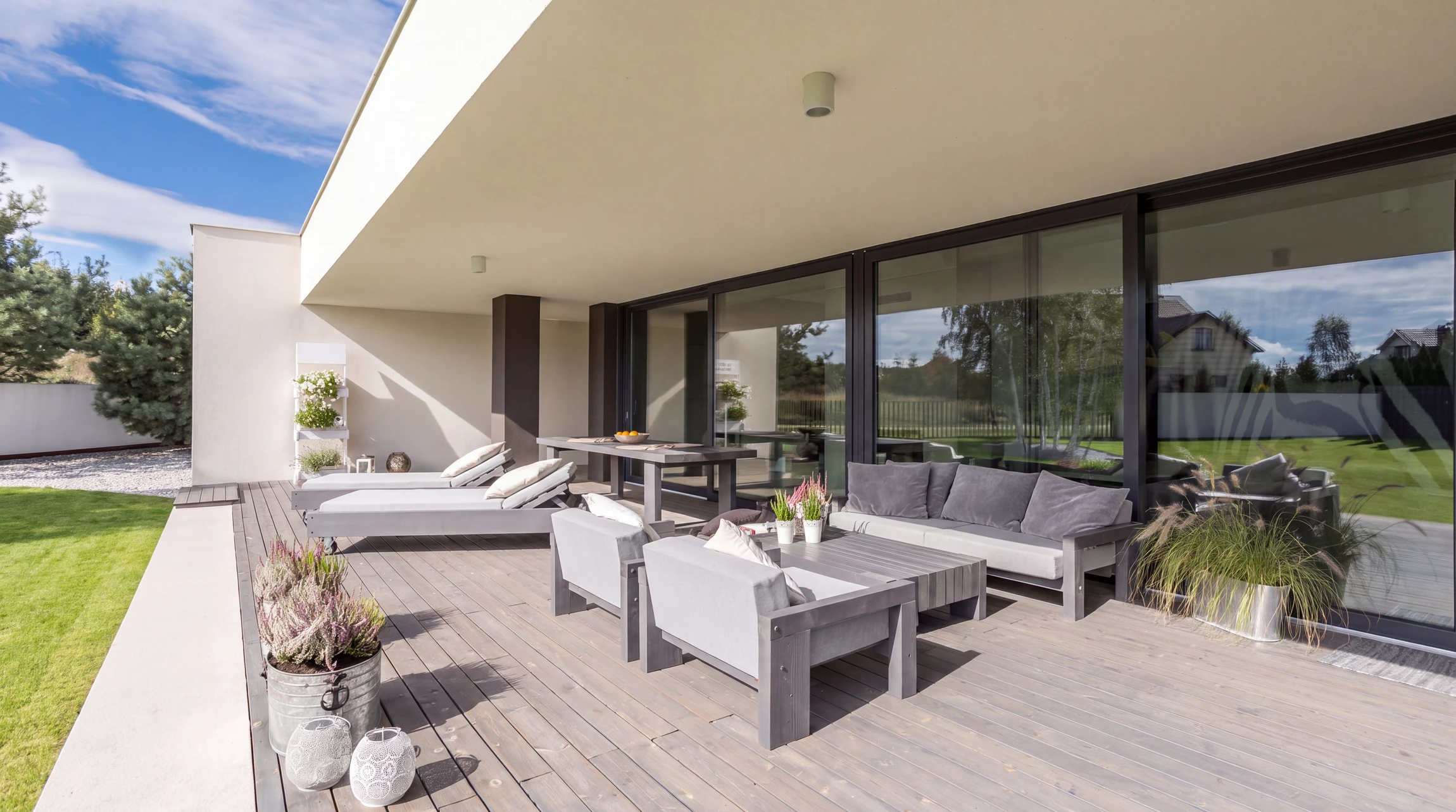Intérieur moderne vide avec grande baie vitrée coulissante ouverte donnant sur terrasse